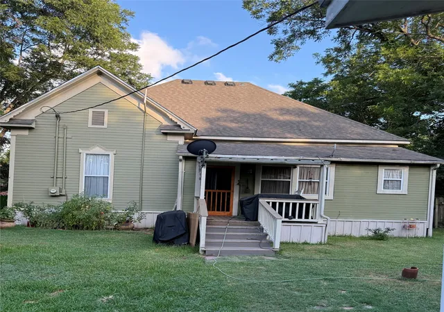 Photo 3 of Single family home for sale at 300 3rd St, Hubbard, TX 76648 | MLS# 21330275 | Listing updated on 2026-08-22