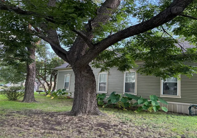 Photo 3 of Single family home for sale at 300 3Rd St, Hubbard, TX 76648 | MLS# 21330275 | Listing updated on 2026-08-22