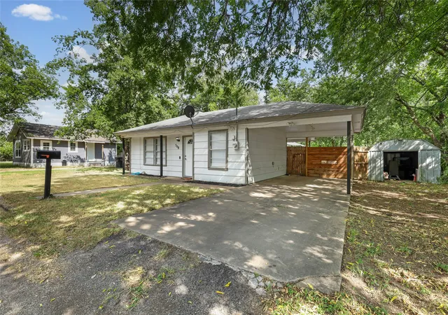 Photo 3 of Single family home for sale at 508 Batterson St, Cleburne, TX 76031 | MLS# 21330301 | Listing updated on 2026-08-22