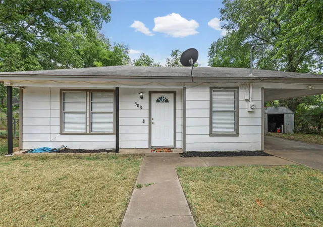 Photo 3 of Single family home for sale at 508 Batterson St, Cleburne, TX 76031 | MLS# 21330301 | Listing updated on 2026-08-22