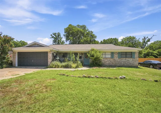 Homes for sale in Euless, TX | 403 Westcliff Dr, Euless, TX 76040 | MLS# 21319827