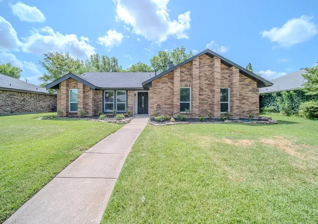 Photo 1 of Single family home for sale at 142 Ridgegate Dr, Garland, TX 75040 | MLS# 21330318 | Listing updated on 2026-08-28