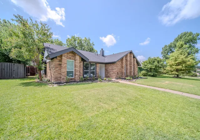 Photo 2 of Single family home for sale at 142 Ridgegate Dr, Garland, TX 75040 | MLS# 21330318 | Listing updated on 2026-08-28