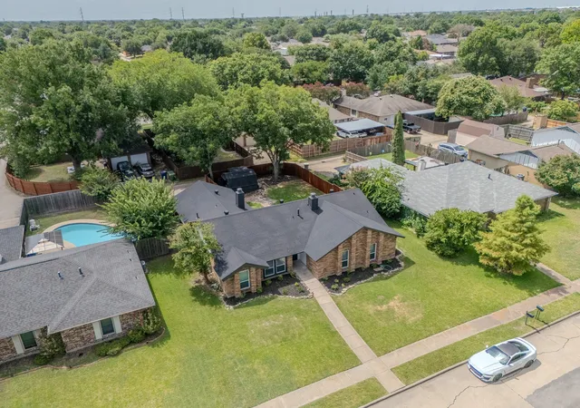Photo 3 of Single family home for sale at 142 Ridgegate Dr, Garland, TX 75040 | MLS# 21330318 | Listing updated on 2026-08-28