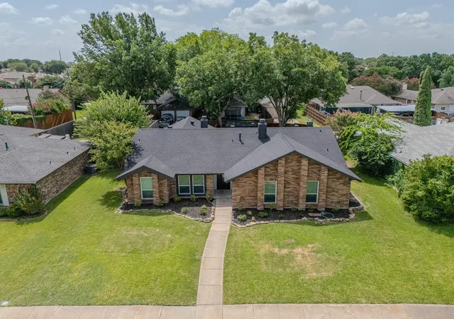 Photo 3 of Single family home for sale at 142 Ridgegate Dr, Garland, TX 75040 | MLS# 21330318 | Listing updated on 2026-08-28