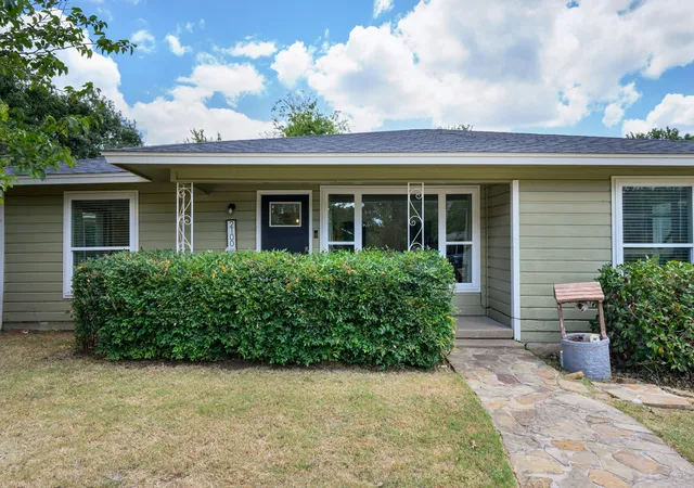 Photo 1 of Single family home for sale at 2100 Nw 4th Ave, Mineral Wells, TX 76067 | MLS# 21329235 | Listing updated on 2026-08-03