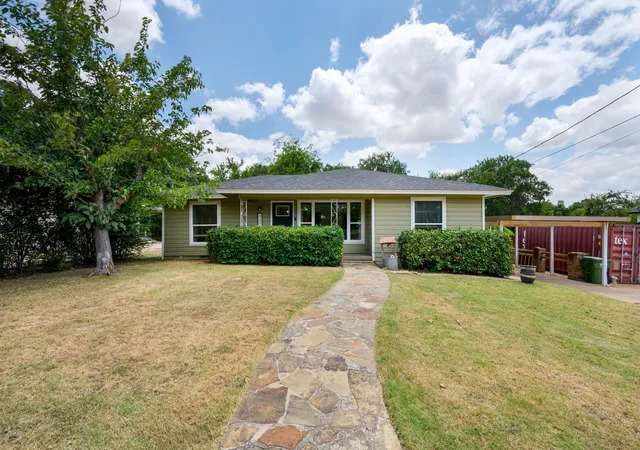 Photo 3 of Single family home for sale at 2100 Nw 4th Ave, Mineral Wells, TX 76067 | MLS# 21329235 | Listing updated on 2026-08-03