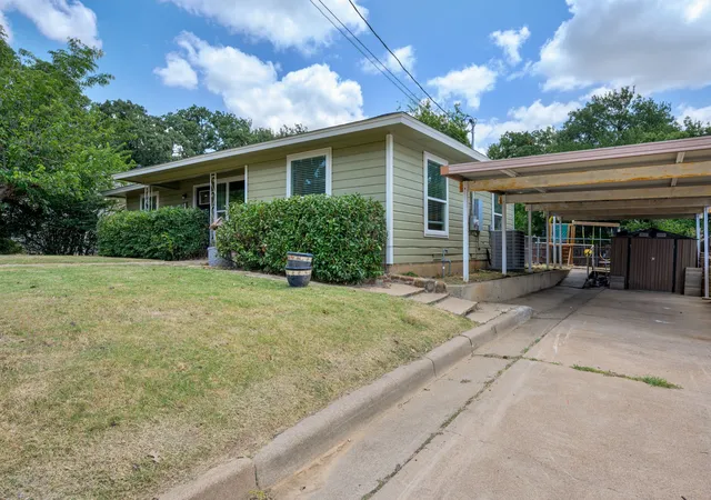 Photo 3 of Single family home for sale at 2100 Nw 4Th Ave, Mineral Wells, TX 76067 | MLS# 21329235 | Listing updated on 2026-08-03