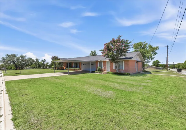 Photo 3 of Sale Pending at 1301 15th St, Brownwood, TX 76801 | MLS# 21330342 | Listing updated on 2026-08-26
