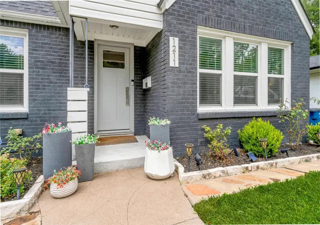 Photo 2 of Sale Pending at 1211 Cascade Ave, Dallas, TX 75224 | MLS# 21329597 | Listing updated on 2026-07-24