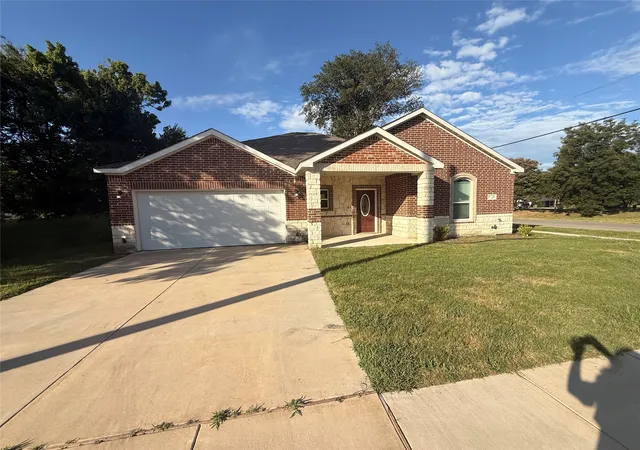 Single family home for sale at 101 Boone St, Terrell, TX 75160 | MLS# 21330366