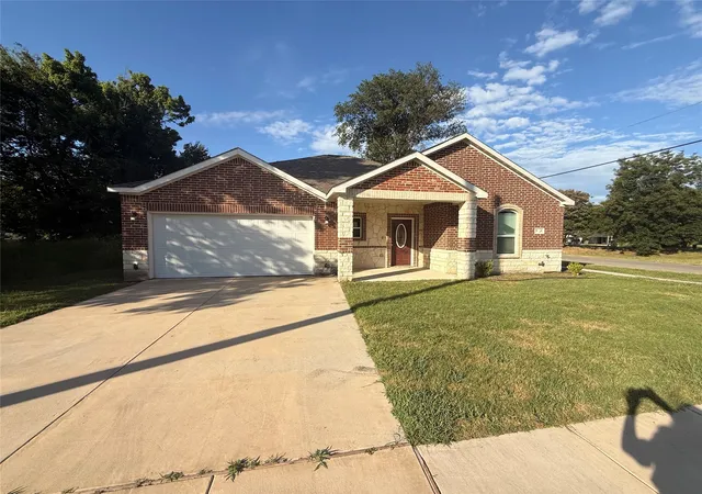 Photo 3 of Single family home for sale at 101 Boone St, Terrell, TX 75160 | MLS# 21330366 | Listing updated on 2026-10-07