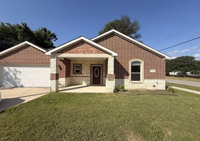 Photo 2 of Single family home for sale at 101 Boone St, Terrell, TX 75160 | MLS# 21330366 | Listing updated on 2026-10-07