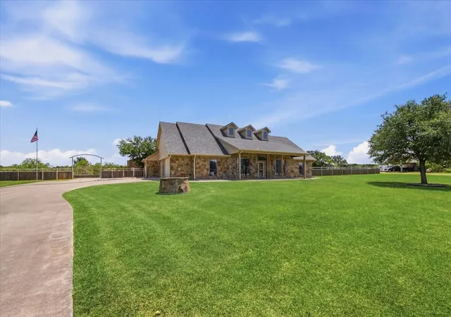 Photo 4 of Single family home for sale at 122 Eagle Pass Ln, Weatherford, TX 76087 | MLS# 21330349 | Listing updated on 2026-08-31