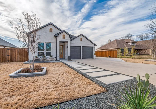 Photo 3 of Single family home for sale at 307 Highland Ave, Red Oak, TX 75154 | MLS# 21330390 | Listing updated on 2026-09-04