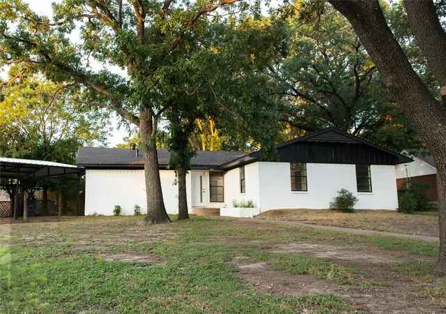 Photo 1 of Single family home for sale at 805 Lynn Ct, Ennis, TX 75119 | MLS# 21330550 | Listing updated on 2026-10-02