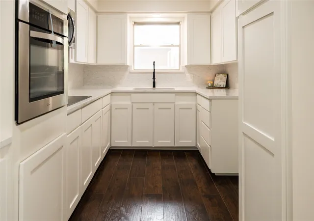 Photo 3 of Single family home for sale at 805 Lynn Ct, Ennis, TX 75119 | MLS# 21330550 | Listing updated on 2026-10-02