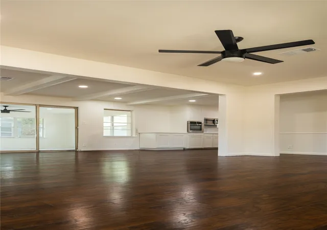 Photo 4 of Single family home for sale at 805 Lynn Ct, Ennis, TX 75119 | MLS# 21330550 | Listing updated on 2026-10-02