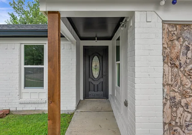 Photo 1 of Single family home for sale at 1004 E Georgian Rd, Fort Worth, TX 76179 | MLS# 21309165 | Listing updated on 2026-08-31