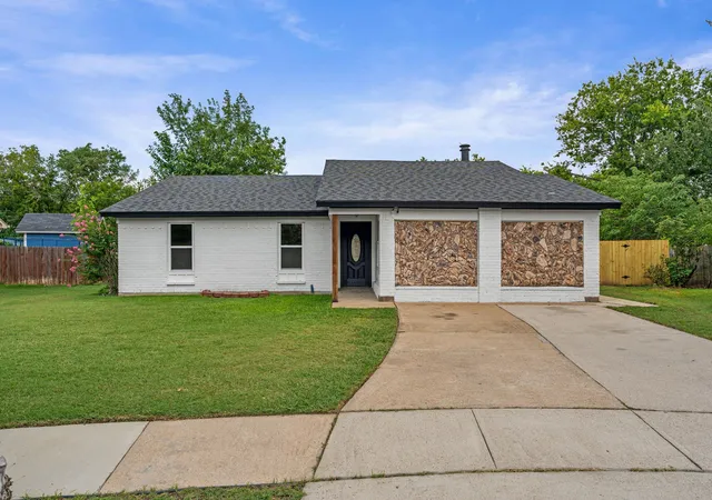 Photo 2 of Single family home for sale at 1004 E Georgian Rd, Fort Worth, TX 76179 | MLS# 21309165 | Listing updated on 2026-08-31