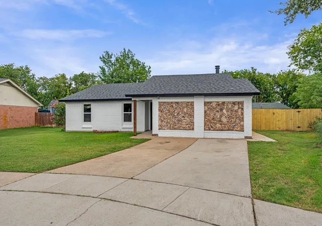 Photo 3 of Single family home for sale at 1004 E Georgian Rd, Fort Worth, TX 76179 | MLS# 21309165 | Listing updated on 2026-08-31