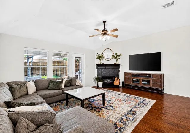 Photo 3 of Sale Pending at 2812 Misty Ridge Ln, Rockwall, TX 75032 | MLS# 21329776 | Listing updated on 2026-08-28