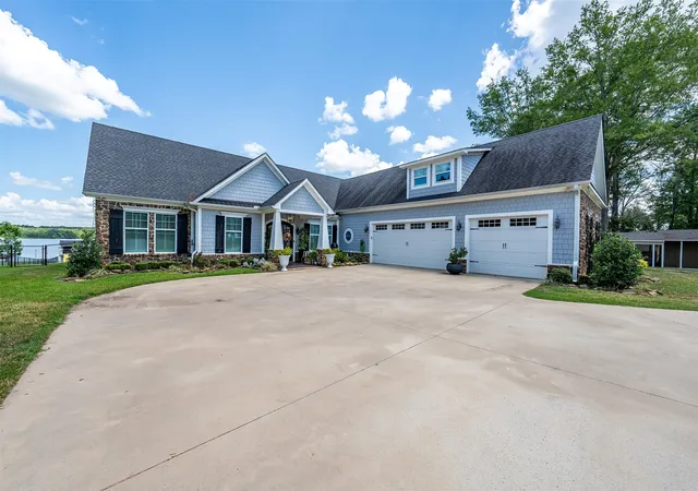 Photo 2 of Single family home for sale at 16241 Big Oak Bay Rd, Tyler, TX 75707 | MLS# 21330612 | Listing updated on 2026-07-14