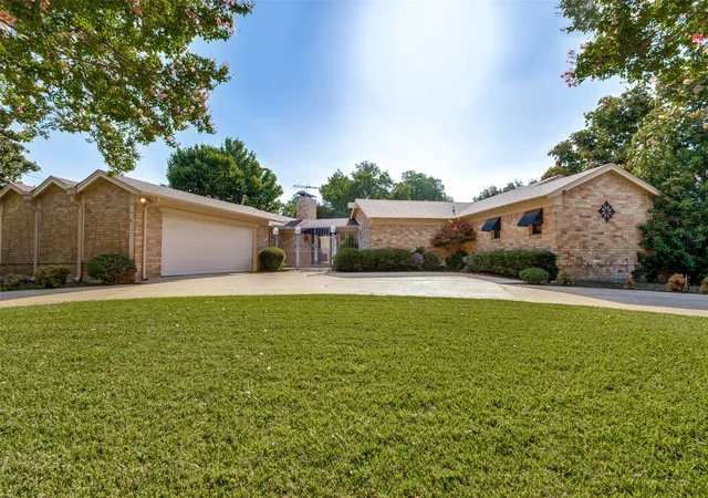 Photo 2 of Single family home for sale at 6101 Circleview Dr, North Richland Hills, TX 76180 | MLS# 21327131 | Listing updated on 2026-09-02