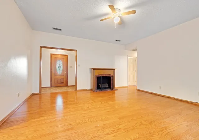 Photo 4 of Single family home for sale at 9861 Jim Christal Rd, Krum, TX 76249 | MLS# 21324955 | Listing updated on 2026-10-05