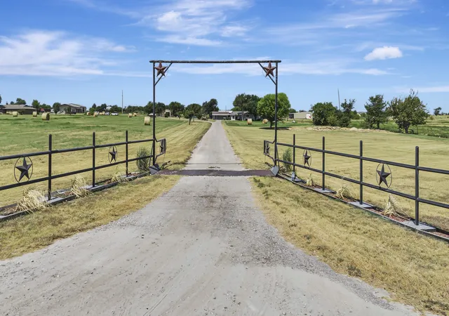 Photo 2 of Single family home for sale at 2561 County Road 248, Valley View, TX 76272 | MLS# 21322135 | Listing updated on 2026-09-21