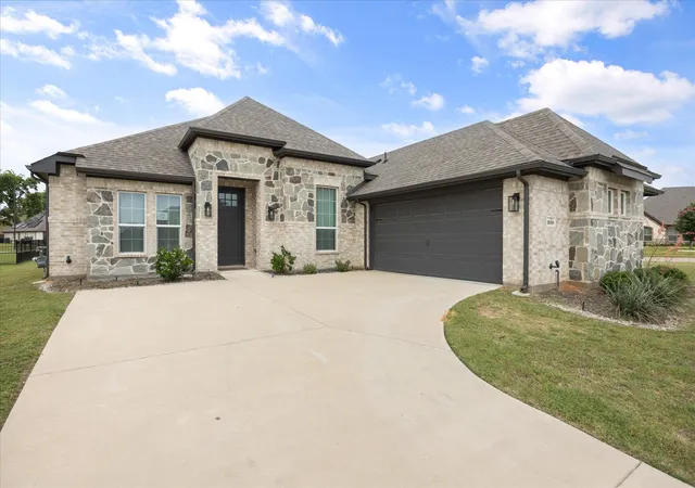 Photo 2 of Single family home for sale at 1089 Mickelson Dr, Granbury, TX 76048 | MLS# 21330635 | Listing updated on 2026-09-17