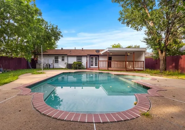 Photo 1 of Sale Pending at 2529 Syracuse Dr, Irving, TX 75062 | MLS# 21330808 | Listing updated on 2026-10-07