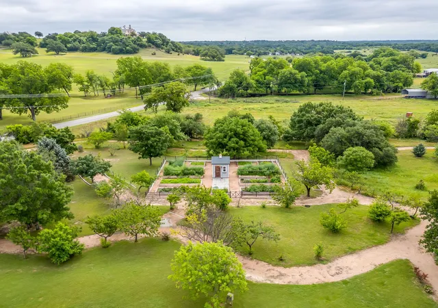 Photo 4 of Single family home for sale at 4600 E Bankhead Hwy, Hudson Oaks, TX 76087 | MLS# 21330702 | Listing updated on 2026-08-03