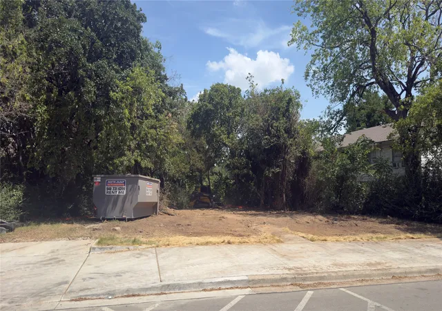 Photo 2 of Land for sale at 700 W Sycamore St, Denton, TX 76201 | MLS# 21331000 | Listing updated on 2026-08-24