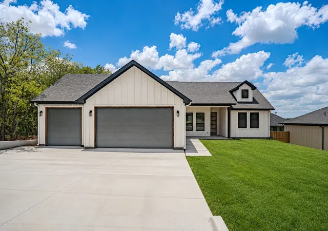 Photo 1 of Single family home for sale at 5712 Stonegate Cir, Granbury, TX 76048 | MLS# 21331018 | Listing updated on 2026-08-24