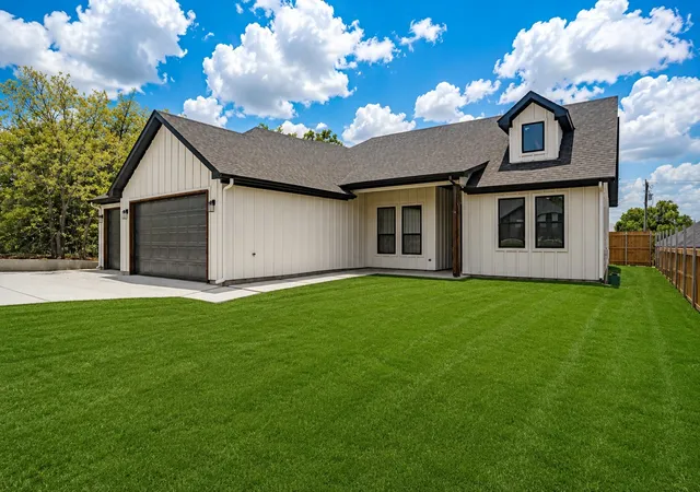 Photo 2 of Single family home for sale at 5712 Stonegate Cir, Granbury, TX 76048 | MLS# 21331018 | Listing updated on 2026-08-24