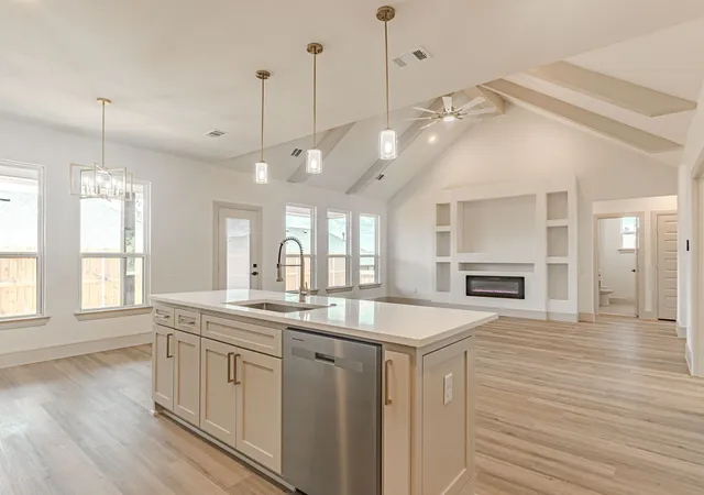 Photo 4 of Single family home for sale at 5712 Stonegate Cir, Granbury, TX 76048 | MLS# 21331018 | Listing updated on 2026-08-24