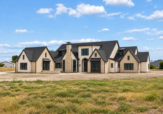 Photo 2 of Single family home for sale at 900 Healey Dr, Mc Kinney, TX 75069 | MLS# 21328416 | Listing updated on 2026-10-01