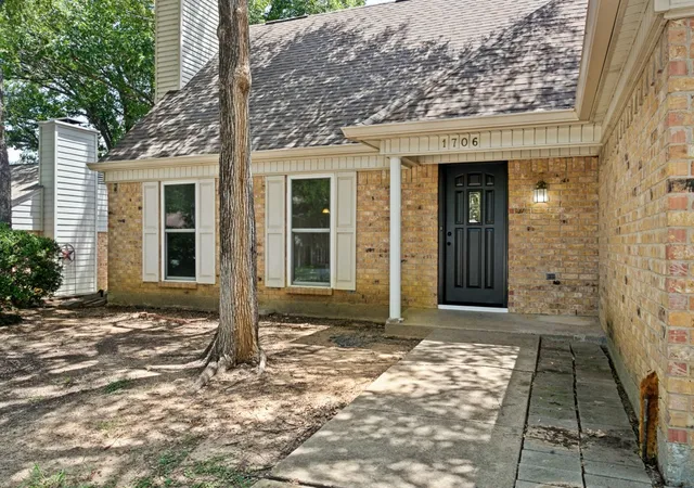 Photo 3 of Single family home for sale at 1706 Acorn Dr, Euless, TX 76039 | MLS# 21269769 | Listing updated on 2026-07-27