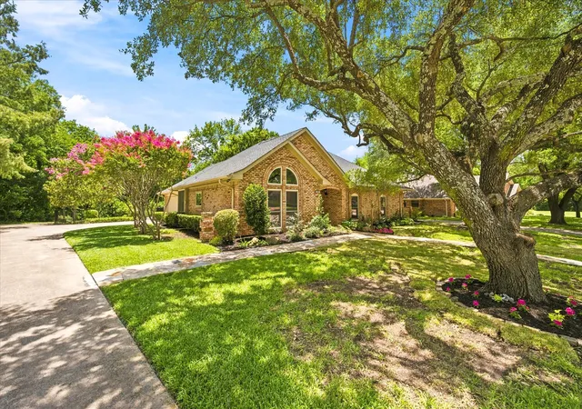 Photo 2 of Single family home for sale at 1615 Shores Blvd, Rockwall, TX 75087 | MLS# 21328495 | Listing updated on 2026-08-28