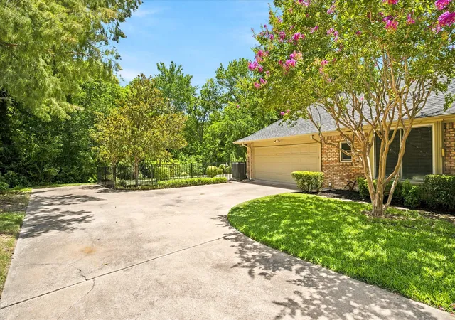 Photo 3 of Single family home for sale at 1615 Shores Blvd, Rockwall, TX 75087 | MLS# 21328495 | Listing updated on 2026-08-28
