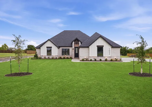 Photo 2 of Single family home for sale at 1033 Uplift Dr, Weatherford, TX 76087 | MLS# 21330286 | Listing updated on 2026-08-19