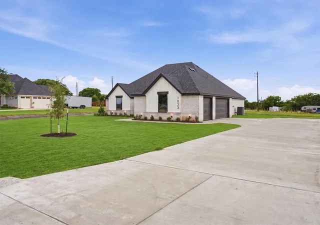 Photo 3 of Single family home for sale at 1033 Uplift Dr, Weatherford, TX 76087 | MLS# 21330286 | Listing updated on 2026-08-19