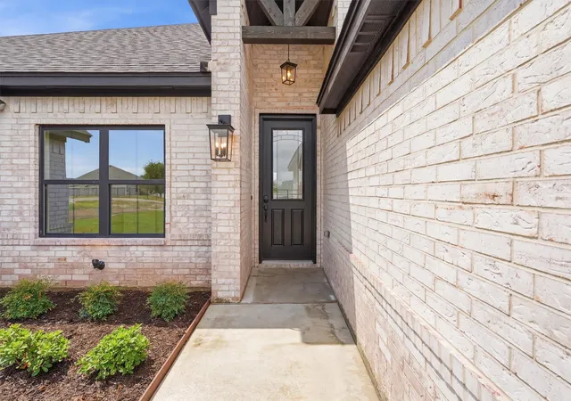 Photo 3 of Single family home for sale at 1033 Uplift Dr, Weatherford, TX 76087 | MLS# 21330286 | Listing updated on 2026-08-19