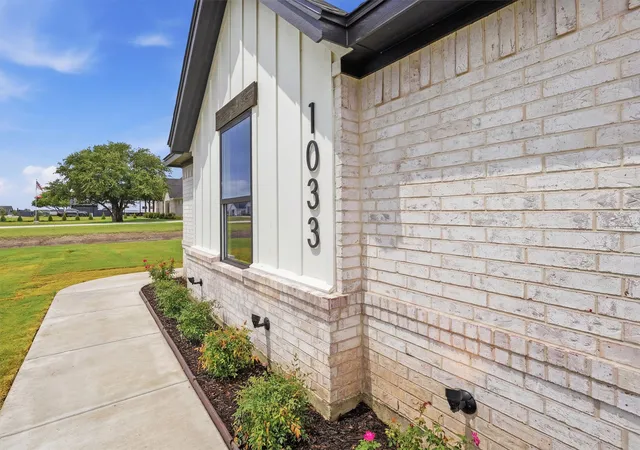 Photo 4 of Single family home for sale at 1033 Uplift Dr, Weatherford, TX 76087 | MLS# 21330286 | Listing updated on 2026-08-19