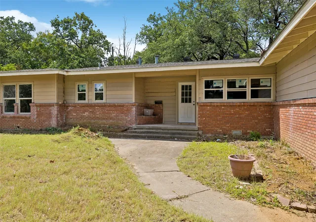 2nd image of 5104 Malinda Ln S, Fort Worth, TX 76112 | MLS# 21328229