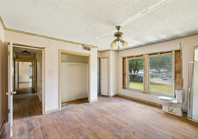 3rd image of 5104 Malinda Ln S, Fort Worth, TX 76112 | MLS# 21328229