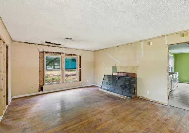 4th image of 5104 Malinda Ln S, Fort Worth, TX 76112 | MLS# 21328229