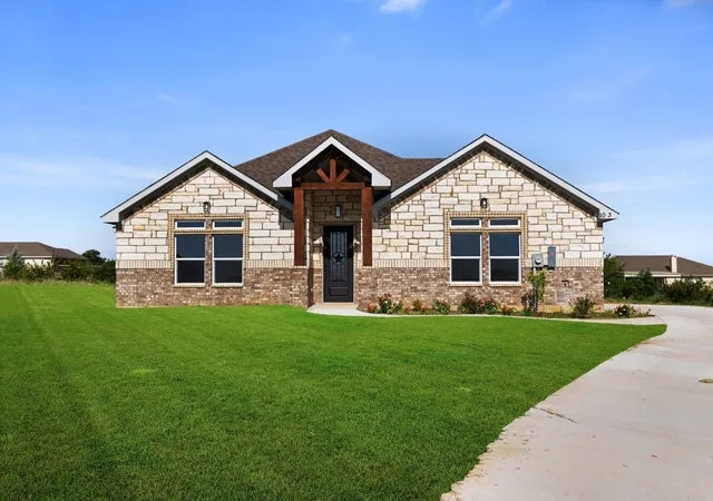 Photo 3 of Single family home for sale at 1013 Magnolia Ct, Springtown, TX 76082 | MLS# 21331212 | Listing updated on 2026-08-24