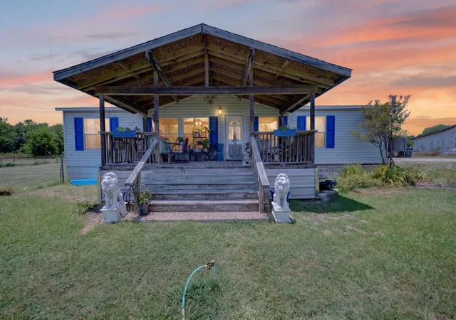 Photo 3 of Single family home for sale at 8900 Crestview Estate Rd, Quinlan, TX 75474 | MLS# 21331143 | Listing updated on 2026-08-31